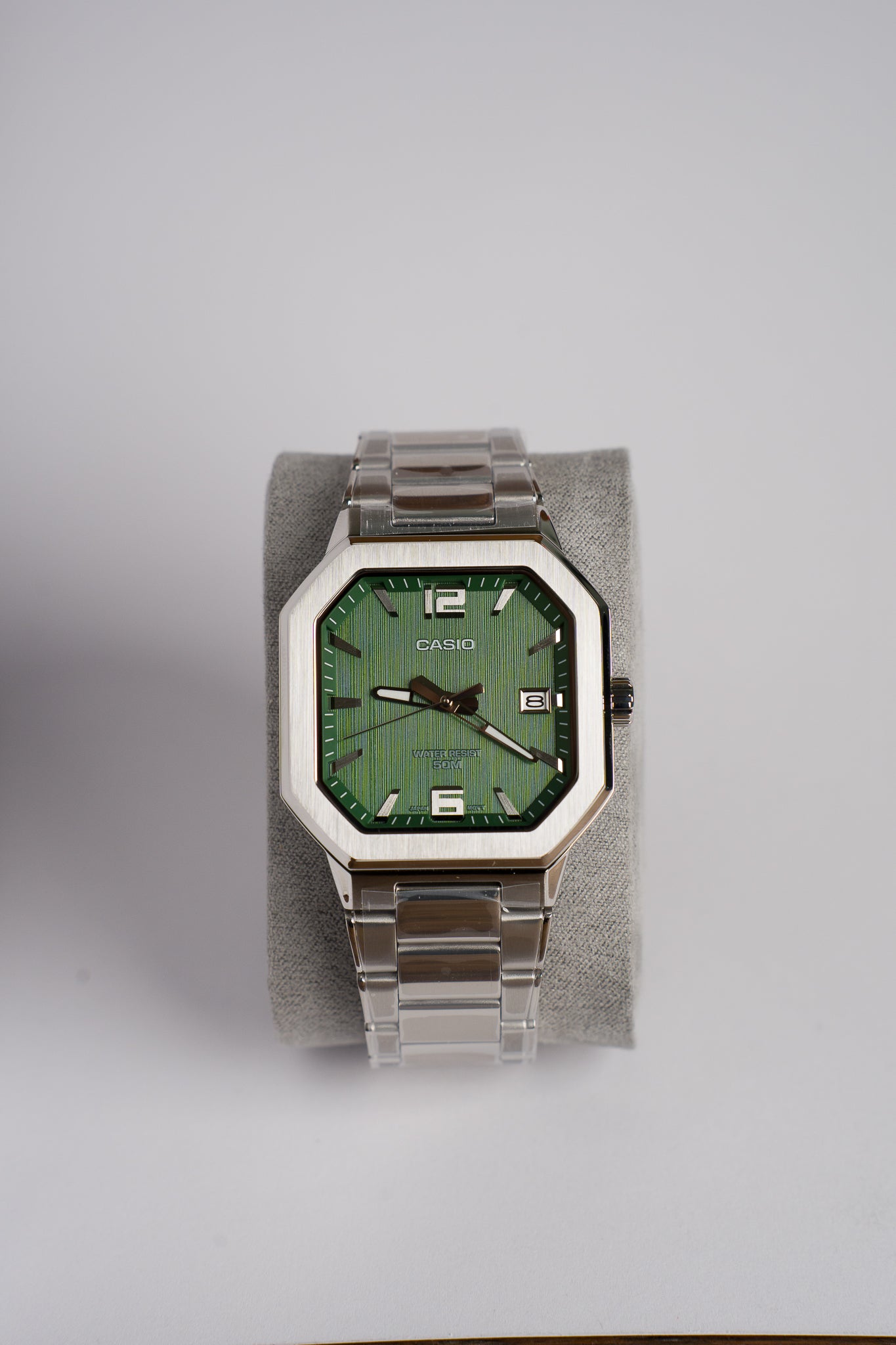 Casio MTP-B195D-3AV mit grünem Zifferblatt, Frontansicht
